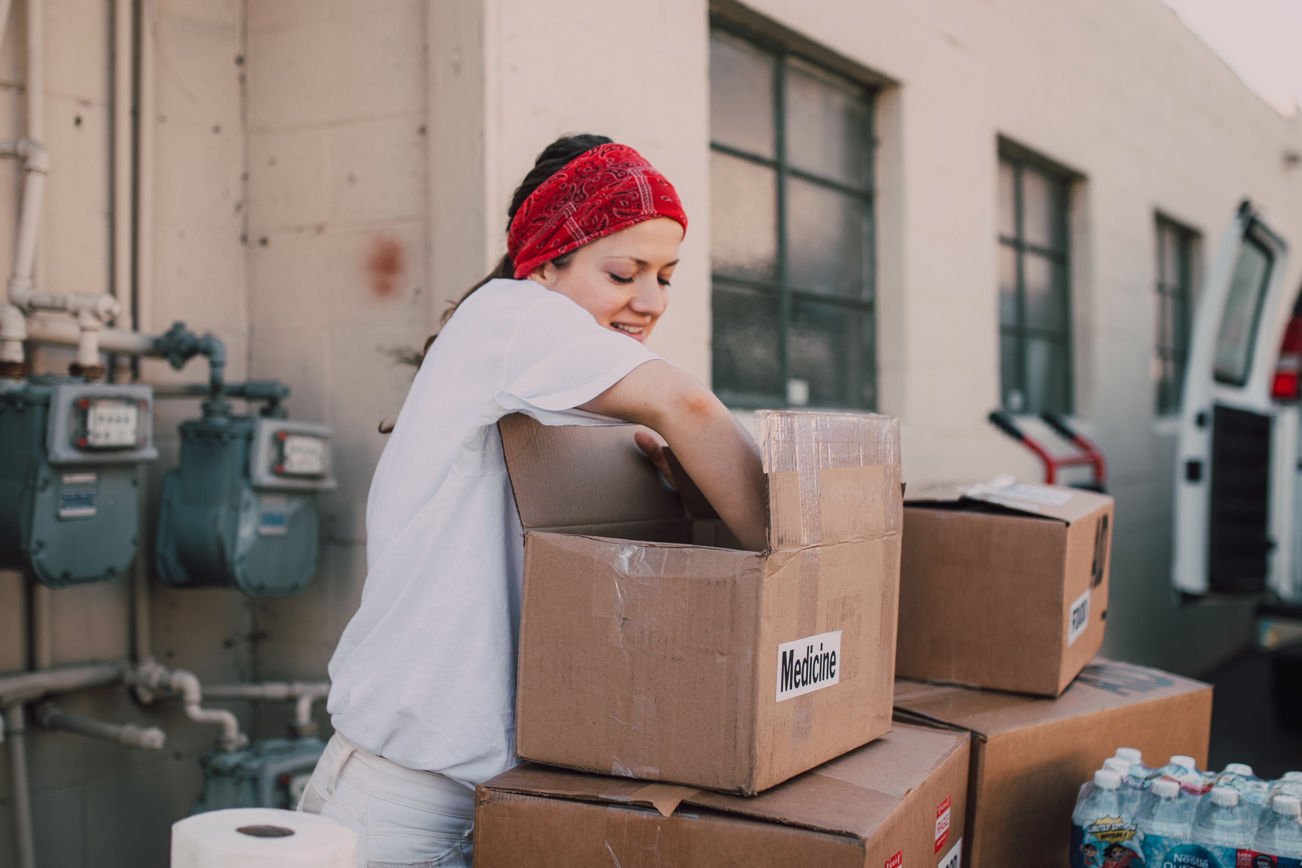 A woman volunteering and helping with boxes 